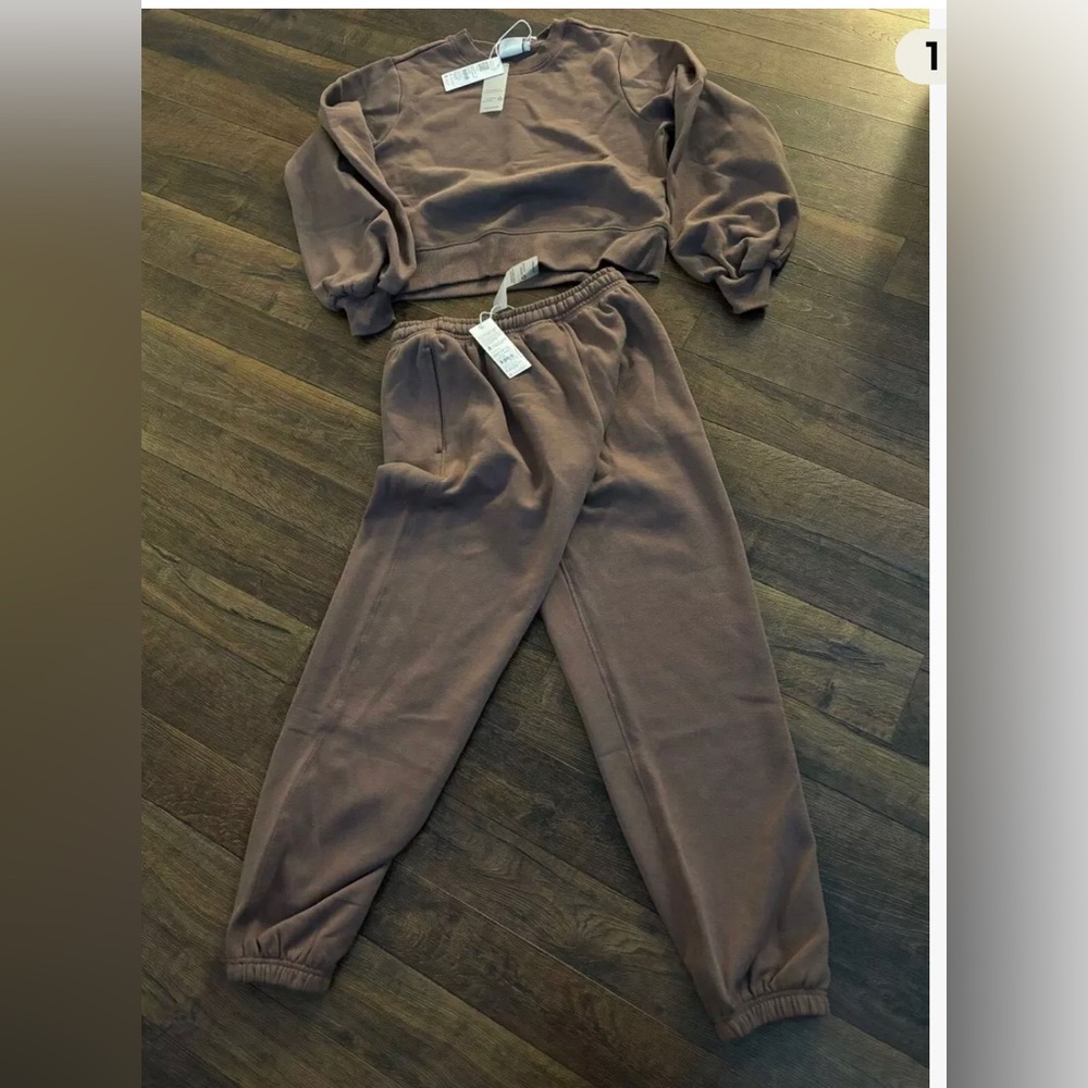 NWT medium Richer poorer women’s sweatshirt and pants   Color is plum